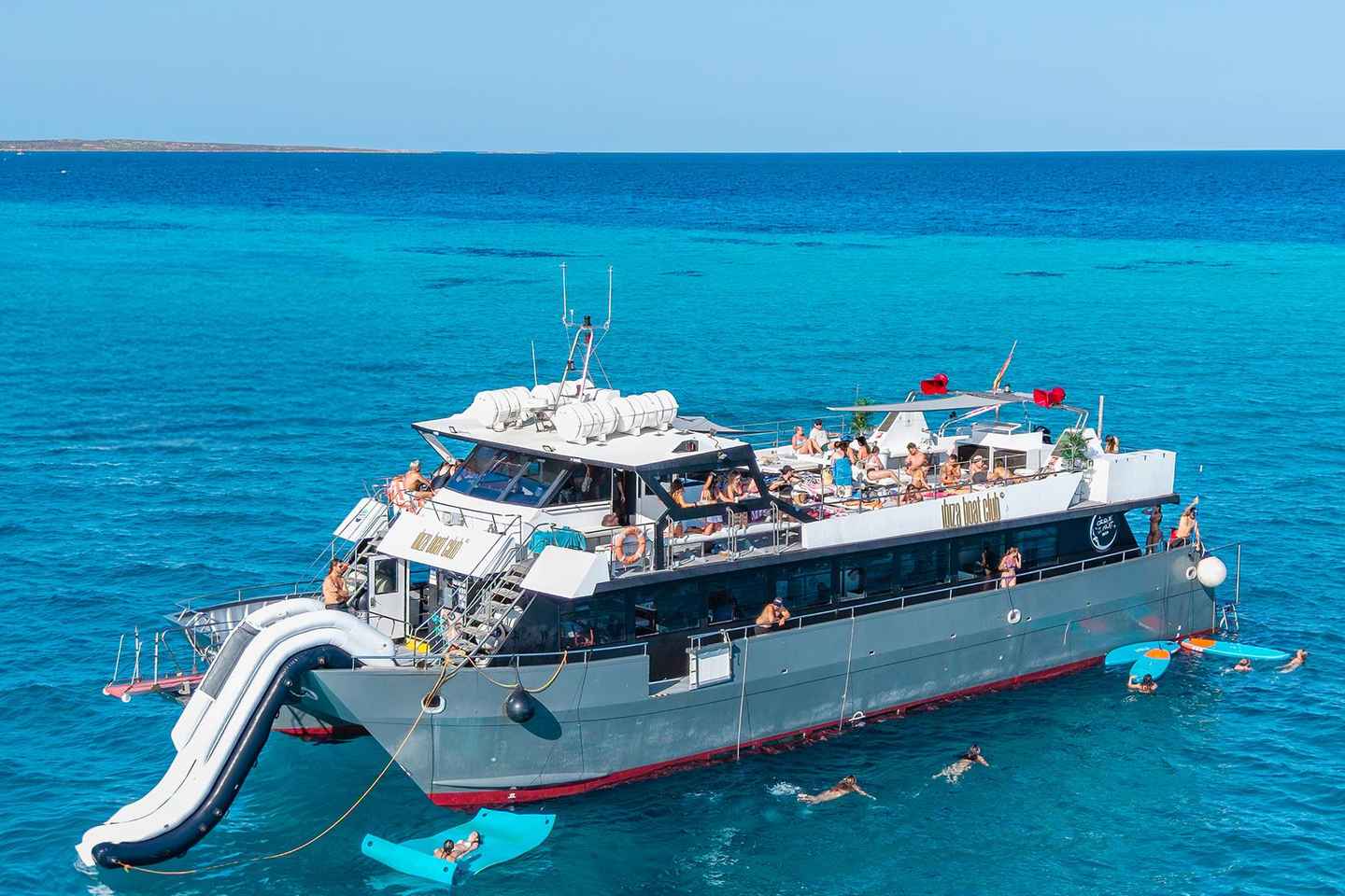 伊比萨：畅饮午餐音乐船派对