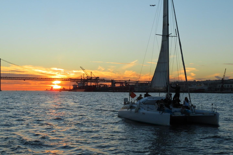 رحلة بحرية لمدة ساعتين في لشبونة على متن سفينة غروب الشمسرحلة بحرية لشبونة غروب الشمس لمدة ساعتين