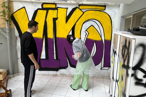 Workshop graffitikunst met de lokale bevolking in een huistuin in Istanbul