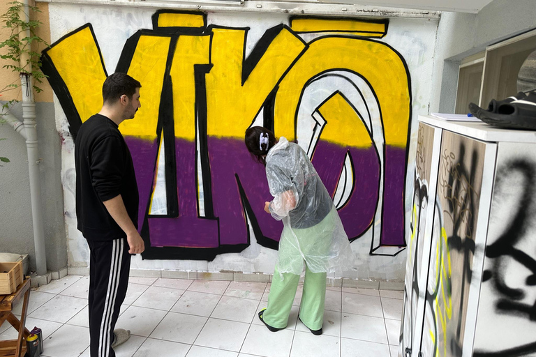 Taller de Arte del Grafiti con los lugareños en un jardín de Estambul