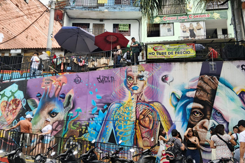 Medellín: Cultural Tour with Lunch and Commune 13