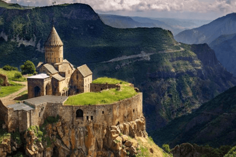 Viagem privada até 3 pessoas: Degustação de Vinhos Areni - Tatev