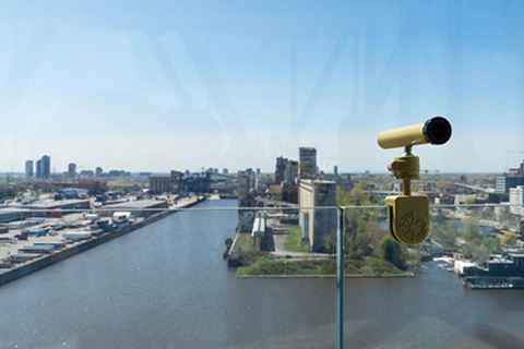 Montreal: Eingang zum Glasturm des Hafens von Montreal mit ExponatenMontreal: Port of Montreal Tower Entry mit Exponaten