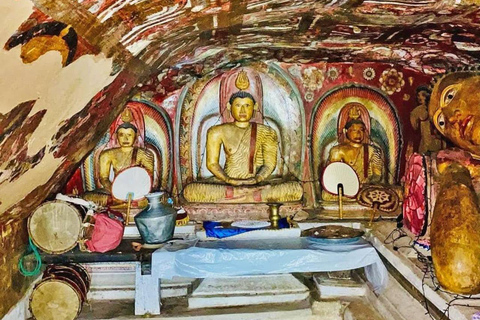 Kandy: Hidden Cave Temple Forest Hike & Lake View Summit