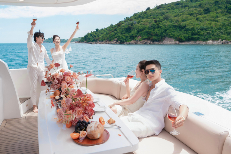Da Nang: Private Luxury Yacht & Dragon Bridge Fire Show Luxury 2-Hour Ocean Mansion Yacht Charter – 4-Bedroom Bliss