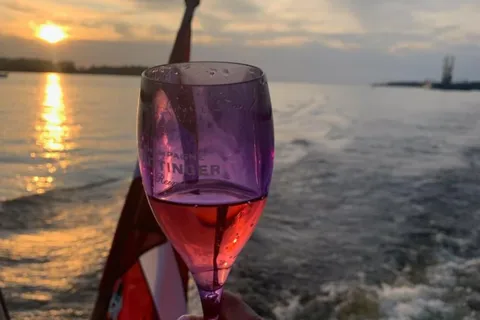 Riga : tour en bateau privé et visite des vins mousseux