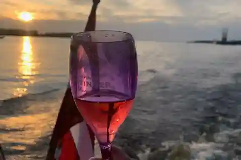 Riga : tour en bateau privé et visite des vins mousseux