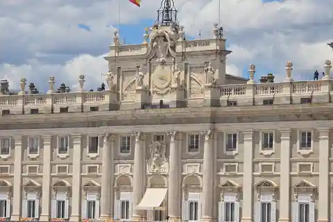 Madrid: Royal Palace Guided Tour w/ Skip-the-Line Entry