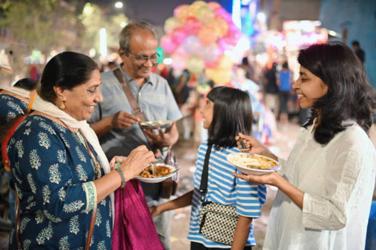 Agra: tour gastronómico por Sadar Bazar (opciones disponibles)Delhi: tour con todo incluido por el jardín Lodhi con opción de spa