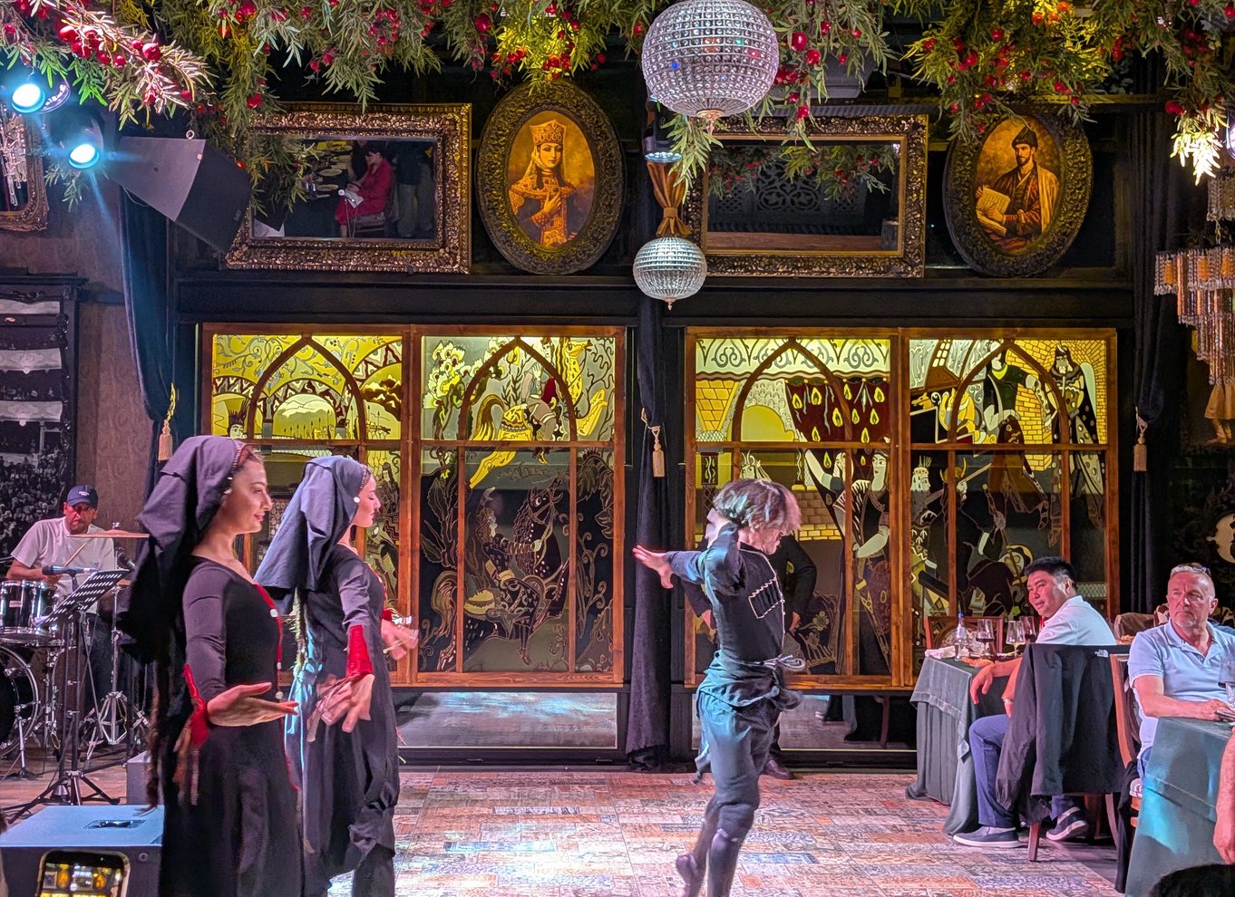 Tbilisi: georgisk middag, danseshow og afhentning på hotellet