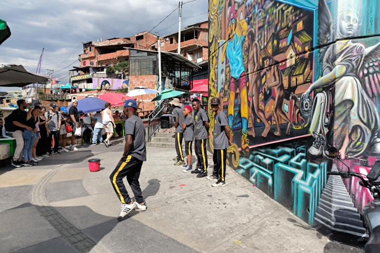 Medellin: Comuna 13, Real geschiedenis en Metrocable tourComuna 13: Echte geschiedenis, lokaal eten en Metrocable tour