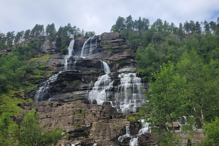 Voss: Tvindefossen Waterfalls Gudvangen & Flam Tour