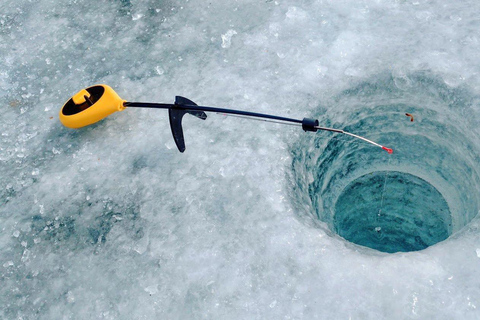 Aventura de pesca no gelo em Levi com sopa de salmão