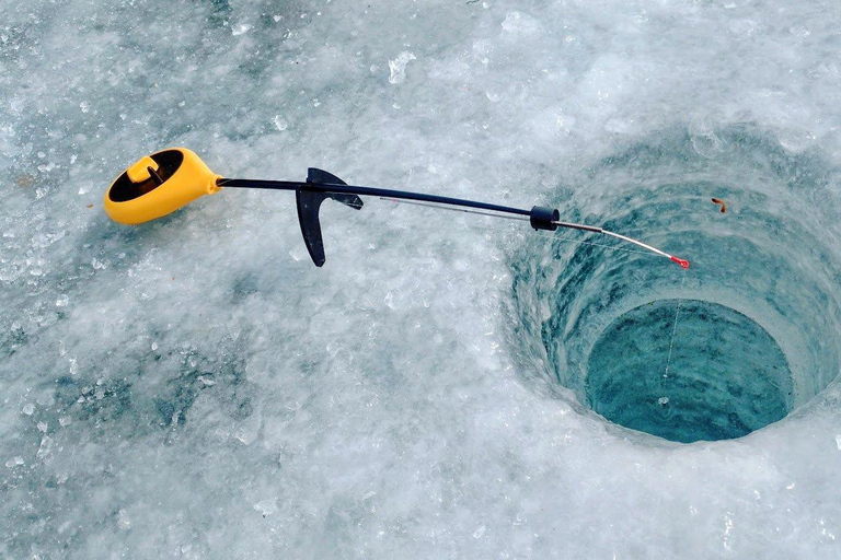 Aventura de pesca en hielo en Levi con sopa de salmón