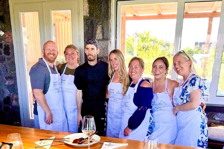 Santorini: Visita a vinhedos e adegas com aula de culináriaSantorini: tour de vinhedos e vinícolas com aula de culinária