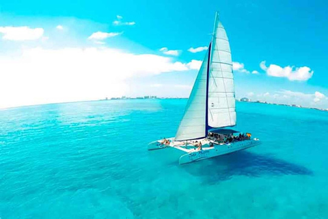 Cancún: Passeio de catamarã pela Isla Mujeres com a Maya Travel