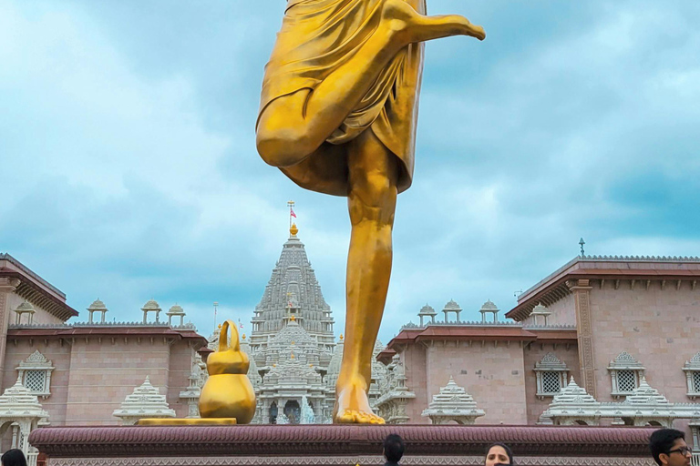 Delhi: Akshardham 2-Hour Guided Evening Light & Sound Show Akshardham Tour with Guide + Car