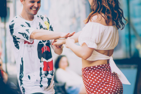 Medellín: Personalized Salsa Dance Class with Professional