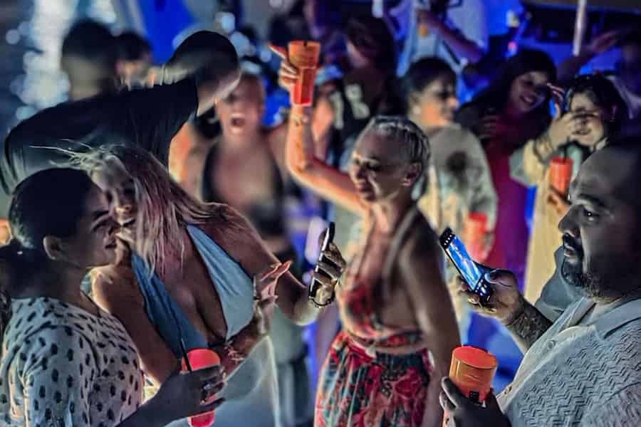 Dubai Marina: Luxusyacht-Party mit BBQ, Open Bar & Live-DJ. Foto: GetYourGuide Dubai Marina: Luxusyacht-Party mit BBQ, Open Bar & Live-DJ. Foto: GetYourGuide