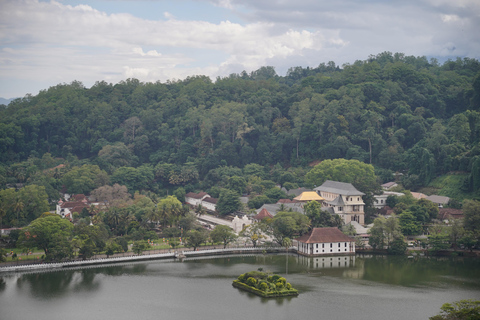 Kandy: UNESCO Heritage City Tour by Local Bus