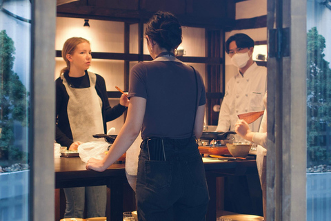 Clase de cocina Royal Seoul en un hanok centenarioClase de cocina real de Seúl en una casa tradicional hanok de 100 años de antigüedad