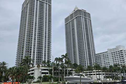 Miami: Private Tailored Sightseeing Boat Tour 1 hour Package w/o Gas & Marina Fees $70 due at Check-in