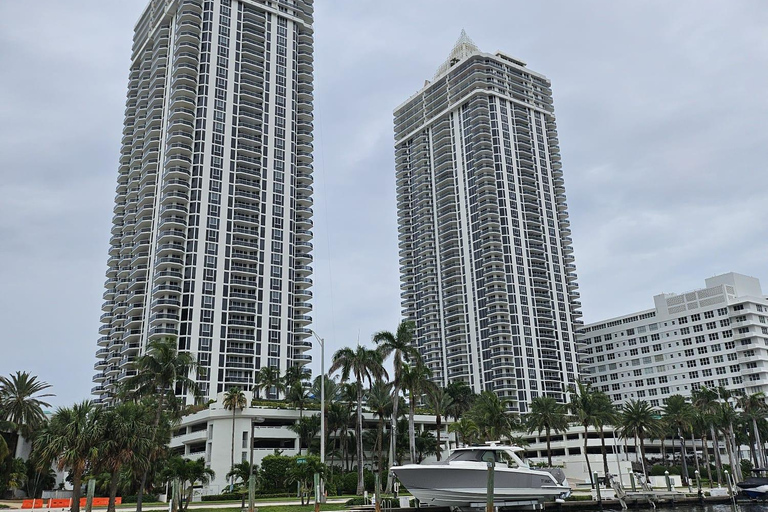 Miami: Private Tailored Sightseeing Boat Tour 1 hour Package w/o Gas & Marina Fees $70 due at Check-in