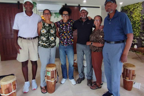 Experiência cultural imersiva de tocar tambores no Panamá com um profissional local