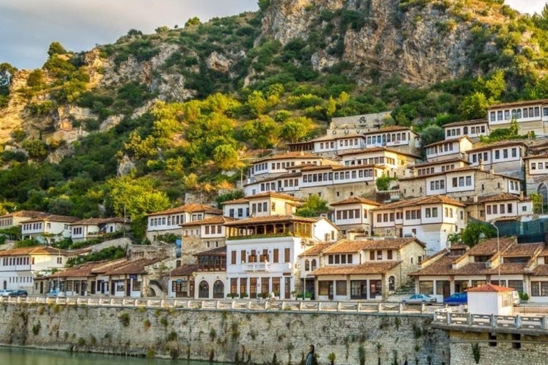 Von Tirana aus: Berat Tagestour mit Abholung vom Hotel und Rücktransfer zum Hotel
