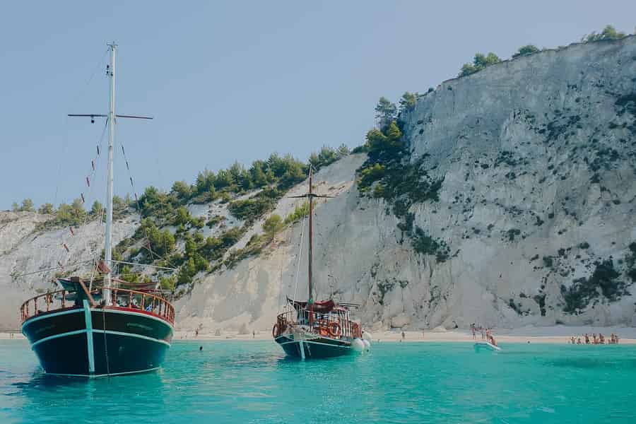 Argostoli: Ganztägige Bootstour mit Mittagessen & Wein. Foto: GetYourGuide Argostoli: Ganztägige Bootstour mit Mittagessen & Wein. Foto: GetYourGuide