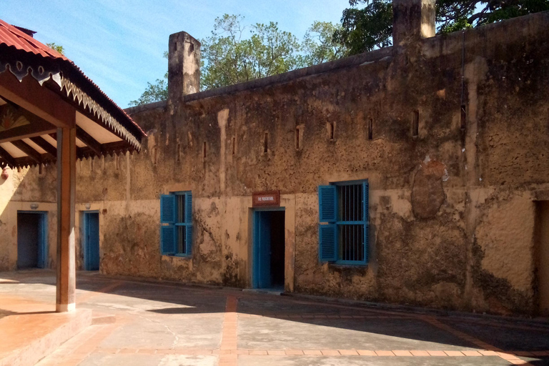 Zanzibar: tour guidato dell'isola prigione con guida localeZanzibar: tour guidato dell'isola prigione con una guida locale