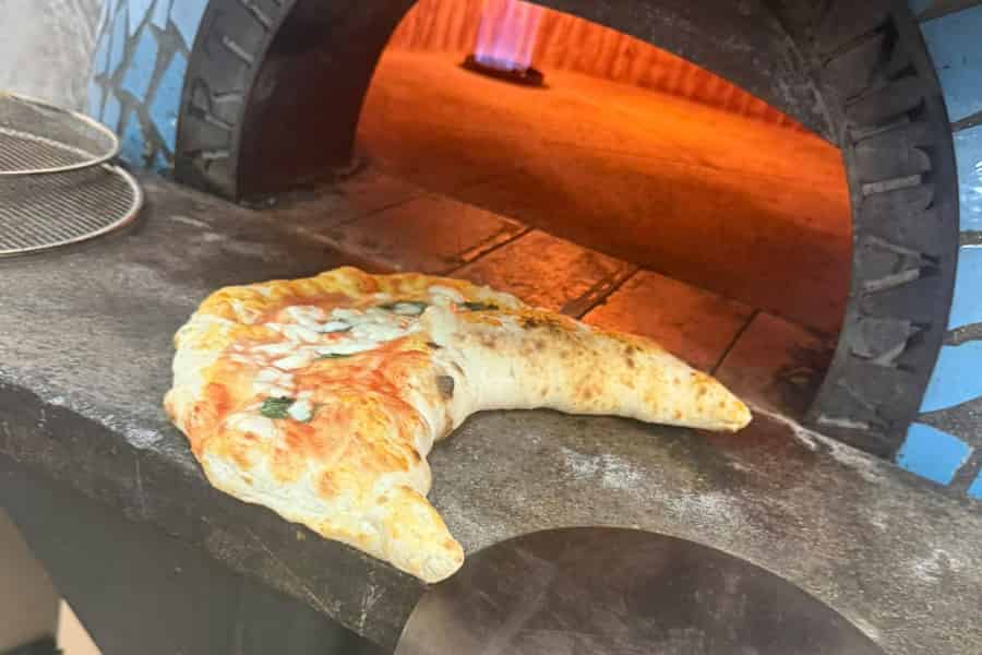 Neapel: Authentische Calzone & koffeinfreies Tiramisu – Kochkurs in Kleingruppe. Foto: GetYourGuide Neapel: Authentische Calzone & koffeinfreies Tiramisu – Kochkurs in Kleingruppe. Foto: GetYourGuide