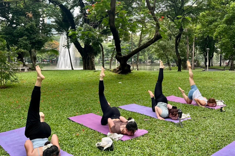 Bangkok: Ochtendyoga voor alle niveaus in Lumphini ParkBangkok: Yoga voor alle niveaus in het Lumphini Park