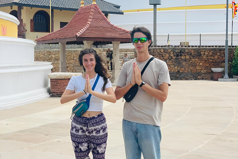 Anuradhapura: Guided Pvt Bike Tour with Lunch & Entry Ticket