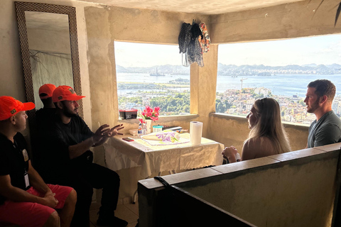 Ervaring in het "Fifa Street"-veld + Favela Tavares Bastos-tourErvaring op het basketbalveld "Fifa Street" + rondleiding door de favela Tavares Bastos