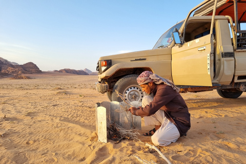 Ganztägige Jeeptour (9 Stunden) mit Übernachtung und allen MahlzeitenGanztägige Jeeptour in der Wüste