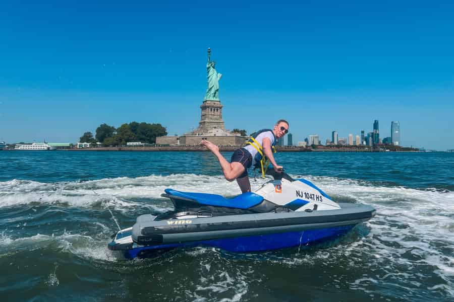 NYC: Jetski-Tour mit Manhattan Loop & Freiheitsstatue. Foto: GetYourGuide NYC: Jetski-Tour mit Manhattan Loop & Freiheitsstatue. Foto: GetYourGuide