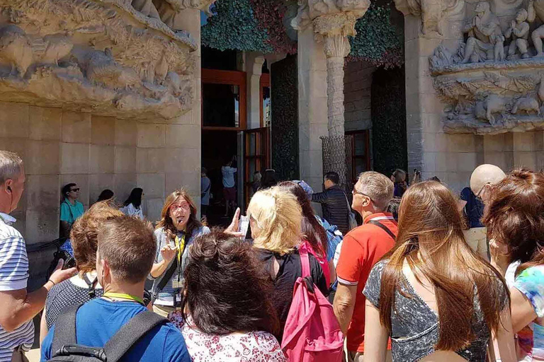 Descubre la Sagrada Familia: Diseños de Gaudí y exposiciones en museos