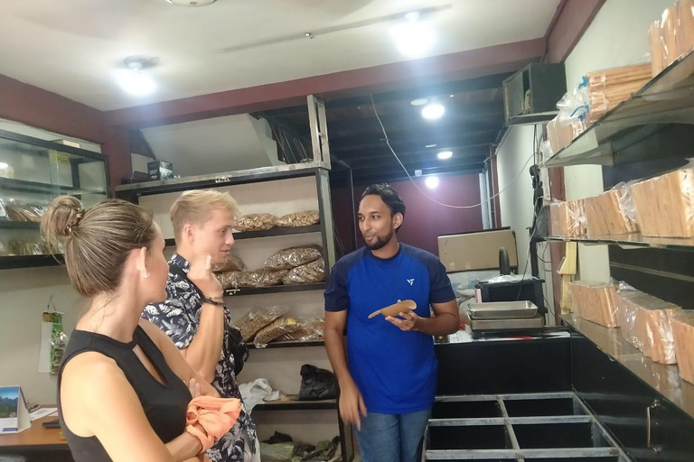 Tour gastronômico de rua em ColomboColombo: Tour gastronômico de rua em Tuk Tuk com bebida de coco rei