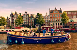 Amsterdam: Luxuriöse Grachtenfahrt mit einheimischem Gastgeber, Getränken & Snacks