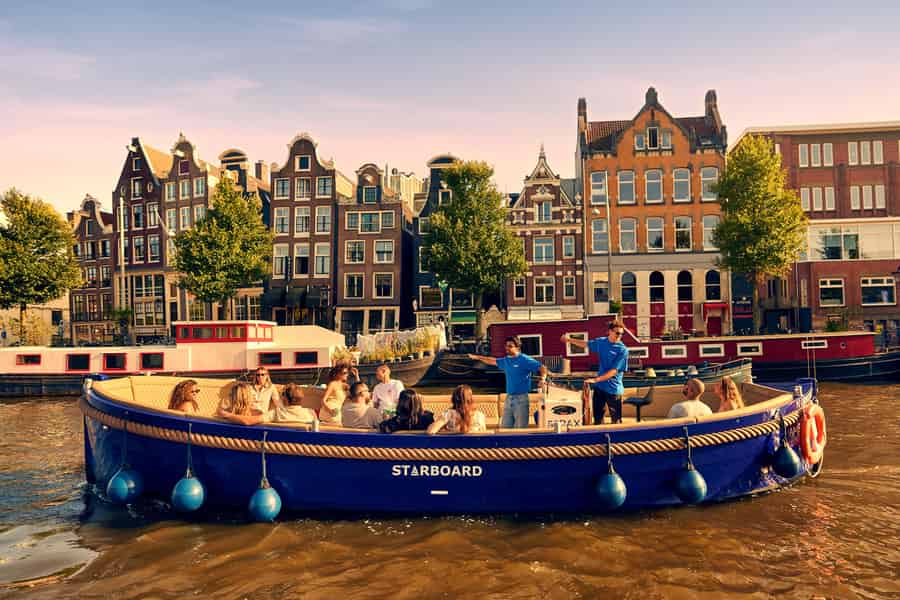 Amsterdam: Luxuriöse Grachtenfahrt mit einheimischem Gastgeber, Getränken & Snacks. Foto: GetYourGuide Amsterdam: Luxuriöse Grachtenfahrt mit einheimischem Gastgeber, Getränken & Snacks. Foto: GetYourGuide