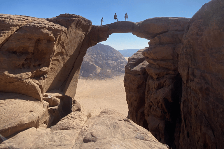 Wadi Rum: Burdah Bergwanderung und -besteigung + traditionelles Mittagessen