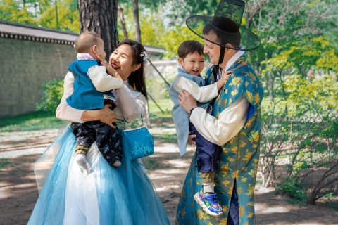 Seul: Wypożyczalnia hanboków w pałacu Gyeongbokgung z daehanhanbokiemWypożyczenie tradycyjnego hanboku na cały dzień