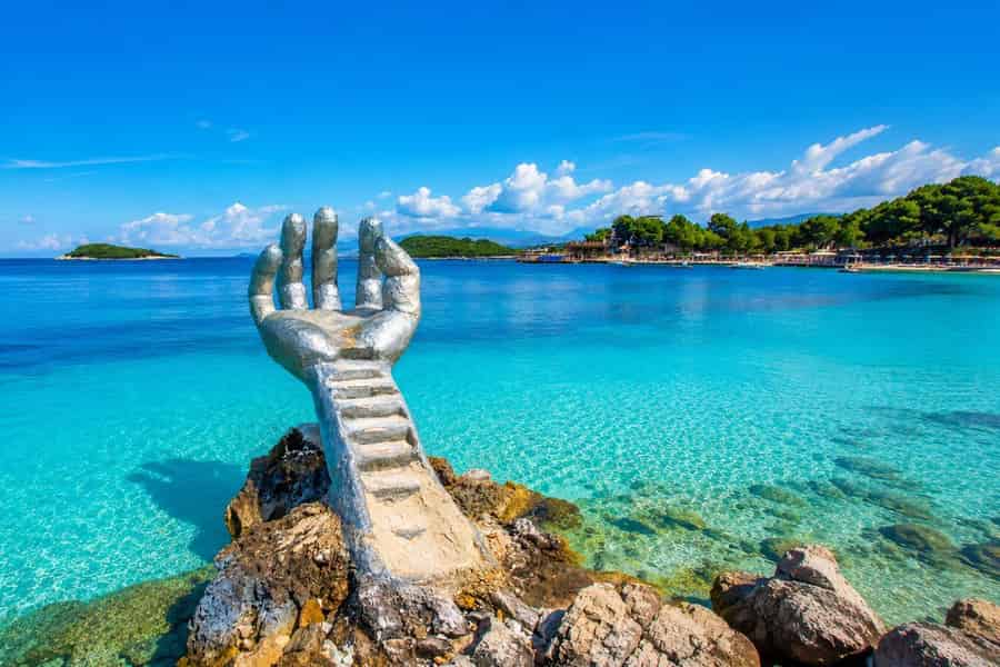 Tirana/Durrës/Golem: Tagestour nach Sarandë, Ksamil und zum „Blue Eye“. Foto: GetYourGuide Tirana/Durrës/Golem: Tagestour nach Sarandë, Ksamil und zum „Blue Eye“. Foto: GetYourGuide