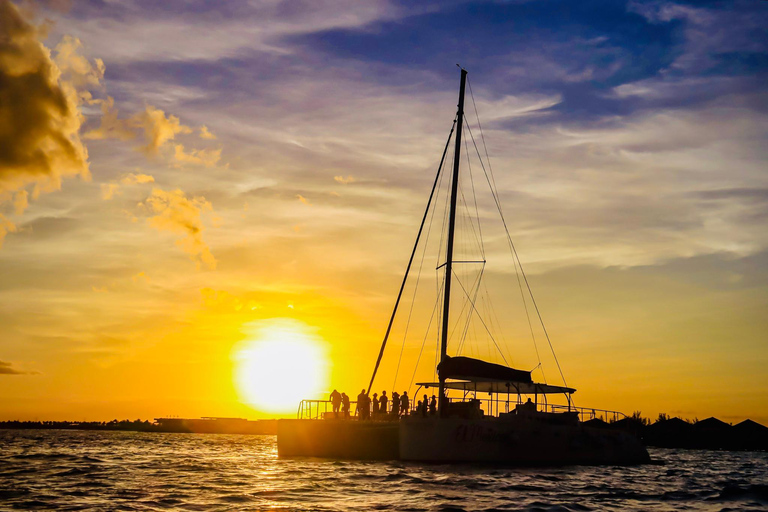 Żeglowanie o zachodzie słońca na Isla Mujeres z transferem do Cancún"Żeglowanie o zachodzie słońca do Isla Mujeres z transferem do Cancún"