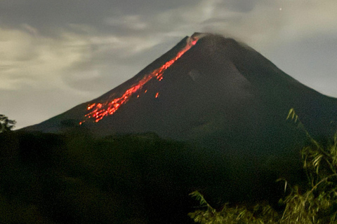 Yogyakarta: tour serale del vulcano Merapi per vedere la lavaYogyakarta: tour serale del vulcano Merapi con vista sulla lava