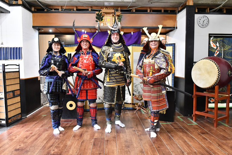 Osaka: 90 minuters lektion i samurajrustning och svärd nära slottetSamurajrustning + samurajsvärdskärning + videofilmning