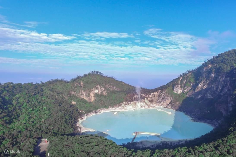 Jakarta : Cratère blanc du volcan et source d&#039;eau chaude naturelle à l&#039;ouest de Java