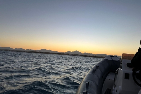 Hurghada : Excursion privée en bateau au coucher du soleil avec tuba et transfert
