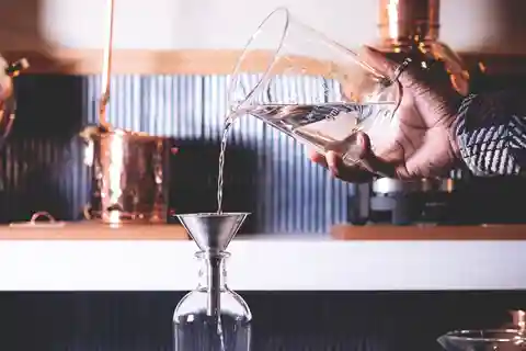 Paris : Atelier de fabrication de gin avec dégustation et mise en bouteille en anglais